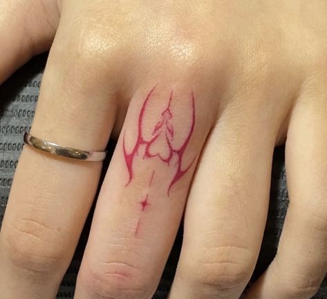 Red And Black Finger Tattoo, Full Body Tattoo Designs, Tiny Finger Tattoos, Pretty Hand Tattoos, Finger Tattoo Designs, Sharpie Tattoos, Hand Tats, Muster Tattoos, Seni Dan Kraf