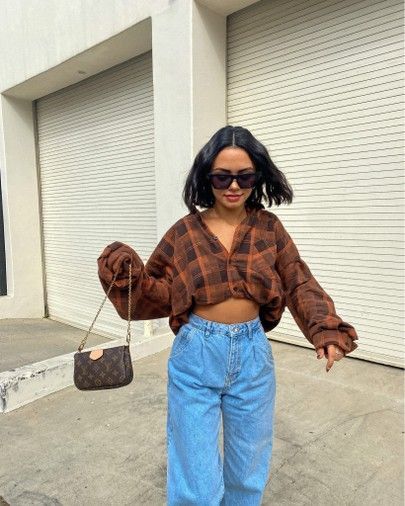 Stylish Flannel Outfits, Flannel Bodysuit Outfit, Outfits With White Flannel, Loose Flannel Outfits, Cool Flannel Outfits, Flanal Outfits Winter, Cute Ways To Wear Flannels, Flannel Going Out Outfit, Crop Top And Flannel Outfits