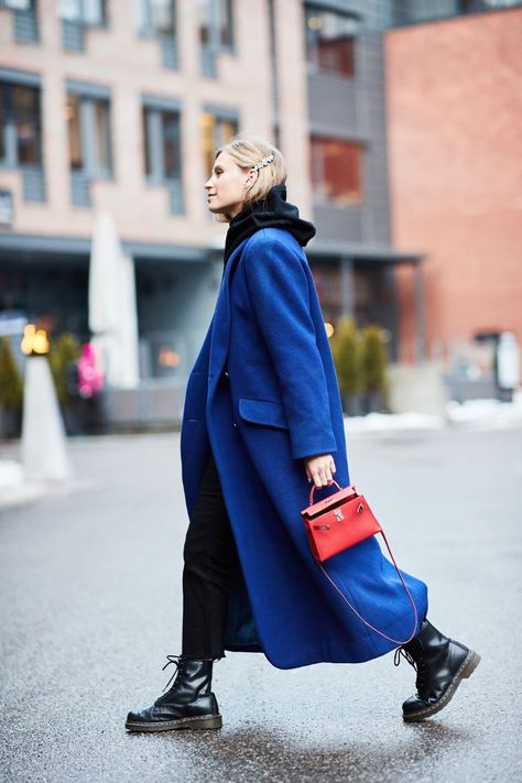 Stuck in a rut? We found all of the best winter outfit ideas in one place—get ready to be obsessed. Oslo Fashion, Fall Fashion Coats, Street Style 2018, Blue Coat, Looks Street Style, Street Style Trends, Street Style Winter, Hermes Bags, Look Vintage