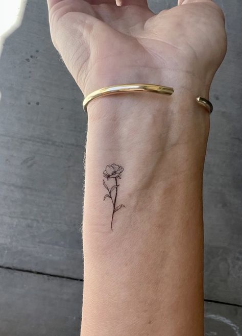 poppy flower Small Poppy Wrist Tattoo, Small August Flower Tattoo, Poppy Tattoo Behind The Ear, Dainty Magnolia Flower Tattoo, Posie Flowers Tattoo, August Tattoo Flower, August Birth Flower Tattoo Simple, Mom Birth Flower Tattoo, Small Poppy Flower Tattoo On Wrist