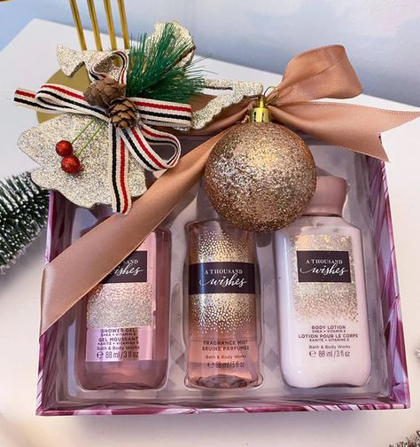 Bath N Body Works Gift Ideas, Bath And Body Work Gift Basket Ideas, Gift Set Ideas Christmas, Bath And Body Works Gift Set, Bath And Body Works Gift Baskets, Bath And Body Works Gift Ideas, Bath And Body Works Sets, Ribbon Christmas Ornaments, Bath And Body Works Set