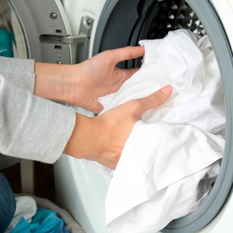 Avoid Using Bleach for White Laundry and Try These DIY Cleaning Tricks Instead How To Whiten Clothes, White Laundry, Laundry Solutions, Homemade Laundry Detergent, Homemade Laundry, Baking Soda Uses, Laundry Hacks, How To Squeeze Lemons, How To Make Homemade