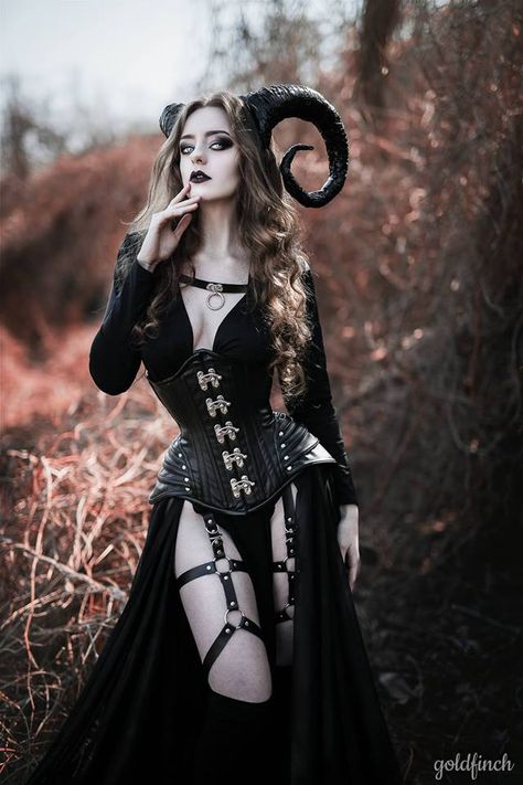 Devil Costume, Halloween Photography, Goth Women, Goth Beauty, Fantasy Photography, Foto Tips, Halloween Photoshoot, Gothic Beauty, Gothic Girls