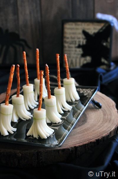 Check out How to Make Witch's Broom Cheese Snacks with step-by-step video tutorial--a fun and healthy Halloween savory treat for everyone! http://uTry.it Halloween Savory Appetizers, Healthy Spooky Snacks, Savory Halloween Appetizers, Halloween Savory Party Food, Savory Halloween Food For Party, Halloween Food For Party Appetizers, Halloween Supper, Snack Halloween, Buffet Halloween