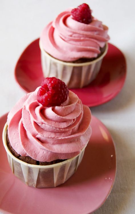 Raspberry Ganache, Homemade Chocolate Frosting, Whipped Ganache, Yogurt Ice Cream, Ganache Recipe, Chocolate Pastry, Raspberry Recipes, Chocolate Raspberry, Cupcake Muffins