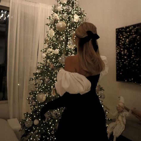 Rich Girl Aesthetic, Classy Christmas, Cosy Christmas, Christmas Feeling, Christmas Inspo, Christmas Wonderland, Winter Girls, Foto Ideas Instagram, Old Money Aesthetic