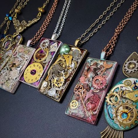 steampunk necklace, steampunk owl necklace, watch part jewelry in many colors Steampunk Resin Jewelry, Steampunk Jewelry Ideas, Steampunk Jewelry Diy, Polymer Clay Steampunk, Steampunk Diy Crafts, Steampunk Mixed Media Art, Steampunk Heart, Steampunk Pendant, Steampunk Crafts