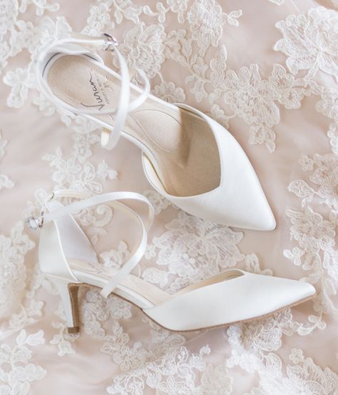 Wedding Bride Shoes Comfortable, Silk Wedding Shoes, Wedding Shoe Flats, Bridal Shoes Outdoor Wedding, Bridal Shoes Closed Toe, Dainty Wedding Shoes, Wedding Shoes Bride Low Heel, Short Wedding Heels, Short Wedding Shoes