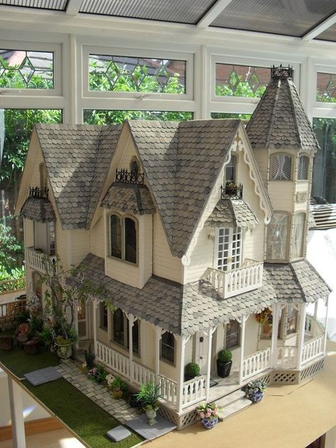 Doll House Plans, Victorian Dollhouse, Casa Vintage, Victorian Dolls, Miniature Houses, Miniature House, Sims House, Fairy Houses, Miniature Furniture