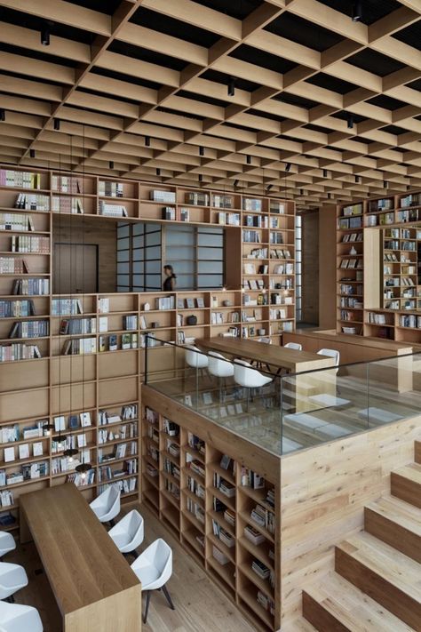 yi chen and muchen zhang of chinese firm beijing fenghemuchen space design have built the yue library in hangzhou as a shared space that integrates systematic, diversified, and upgraded lifestyles of reading, coffee, and cultural interaction. #Library #Beijing #Hangzhou Public Library Design, Wooden Forest, Bibliotheque Design, Commercial And Office Architecture, Library Architecture, Modern Library, Library Design, Stand Design, Hangzhou