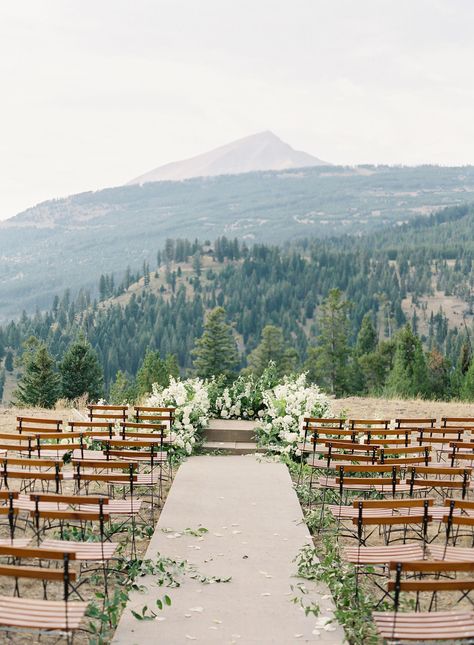 Photography: http://omalleyphotographers.com | Read More: https://www.stylemepretty.com/2018/03/29/outdoor-wedding-ceremony-ideas/ #weddingbells Mountaintop Wedding, Mountain Top Wedding, Outdoor Fall Wedding, Venue Wedding, Outdoor Wedding Ceremony, Wedding Guide, Wedding Planners, Mountain Wedding, Outdoor Ceremony