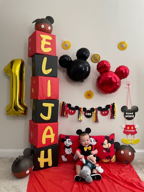 Mickey Mouse Birthday Balloon Arch, Mickey Mouse Birthday Decorations Ideas, Mickey Mouse Birthday Party Ideas 1st Decoration, Mickey Mouse Birthday Party Ideas 1st, Baby Mickey Mouse 1st Birthday, Mickey Mouse Birthday Theme, Miki Mouse, Mickey Mouse Crafts, Mickey Mouse Birthday Decorations