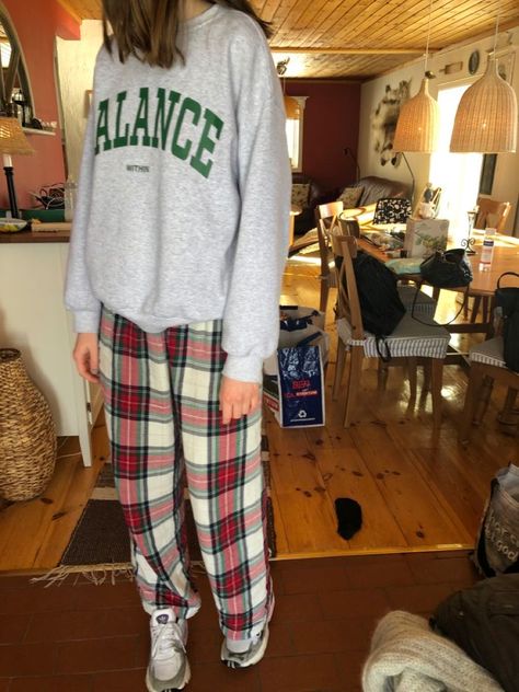 Pajamas Aesthetic Winter, Pajama Pants Outfit Aesthetic, Check Pajamas, Girls Christmas Pjs, Pajama Pants Outfit, Pj Outfit, Plaid Pjs, Winter Pjs, Pajamas Aesthetic