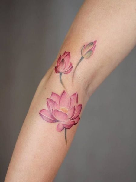 Wendy Tattoo, Simple Lotus Flower Tattoo, Simple Lotus Tattoo, Lotus Flower Tattoos, Botanisches Tattoo, Botanical Tattoo Design, Wildflowers Tattoo, Lotusblume Tattoo, Small Lotus Flower Tattoo