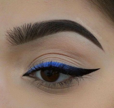 Eyeliner Cat, Make Up Designs, Maquillage On Fleek, Dipbrow Pomade, Blue Eyeliner, Smink Inspiration, Eye Makeup Designs, Makijaż Smokey Eye, Colorful Eye Makeup