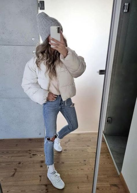 40 White Puffer Jacket Outfit Ideas For Women [2023]: Cute Ways To Style A White Puffer Coat Short White Coat Outfit, Beige Puffer Coat Outfit, Cream Puffer Coat Outfit, White Puffer Coat Outfit, Cream Puffer Jacket Outfit, Short Puffer Jacket Outfit, Puffer Jacket Outfit Ideas, White Puffer Jacket Outfit, White Coat Outfit