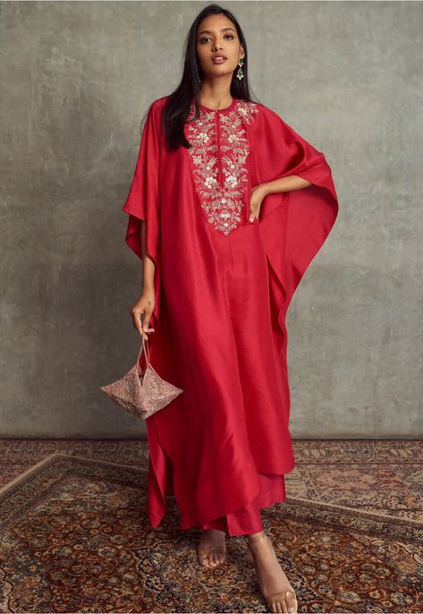 Indo Western Outfits For Women, Red Kurti, Jayanti Reddy, Kaftan Designs, Kaftan Style, Indo Western Dress, Silk Kaftan, Utsav Fashion, Dupion Silk