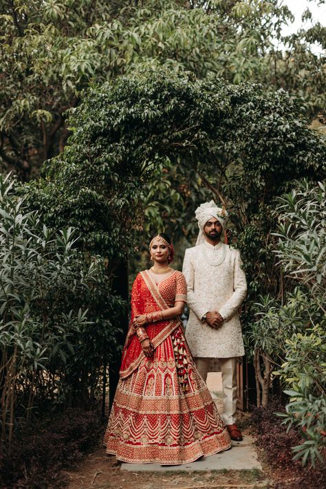 Indian Wedding Portrait, Indian Bride Groom Poses Photoshoot Ideas, Indian Bride And Groom Pictures, Mrg Couple Photography, Royal Couple Photoshoot Poses, Indian Wedding Couple Shoot, Indian Wedding Couple Pose, Couple Poses Fashion, Indian Groom Portraits