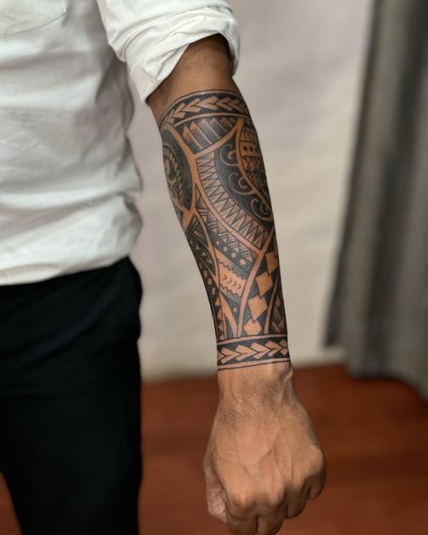 Maori Tattoo Arm, Trible Tattoos, Tattoo Half Sleeve, Tato Maori, Underarm Tattoo, Forearm Band Tattoos, Polynesian Tattoo Designs, Maori Tattoo Designs, Wrist Tattoos For Guys