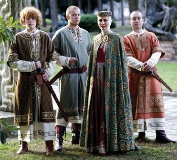 Beautifully accurate 12th century Medieval clothing; Palio di Legnano, Italia. Byzantine Clothing, 12th Century Clothing, Italy Clothes, Byzantine Fashion, Middle Ages Clothing, Mens Garb, Girl Man, Medieval Garb, Medieval Clothes