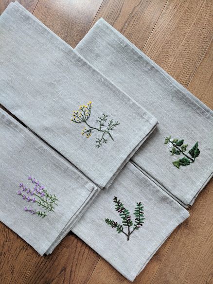 Dish Towel Embroidery, Embroidered Linen Napkins, Towel Embroidery Designs, Tea Towels Embroidery, Embroidery Kitchen, Embroidery Napkins, Hand Embroidery Patterns Free, Towel Embroidery, Floral Embroidery Patterns