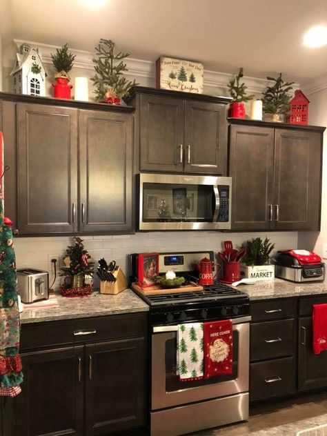 Easy Diy Christmas Decor, Diy Christmas Decor Ideas, Christmas Decorations Apartment, Diy Christmas Decor, Christmas Apartment, Cozy Christmas Decor, Christmas Decor Inspiration, Christmas Kitchen Decor, Christmas Themes Decorations