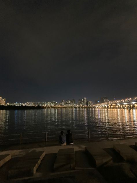 Night Life Korea, Sungai Han Seoul Night, Han River Aesthetic Night, Korea Icons Aesthetic, Han River Couple, South Korea Han River, Seoul Night Aesthetic, Han River Aesthetic, Korea Night Aesthetic