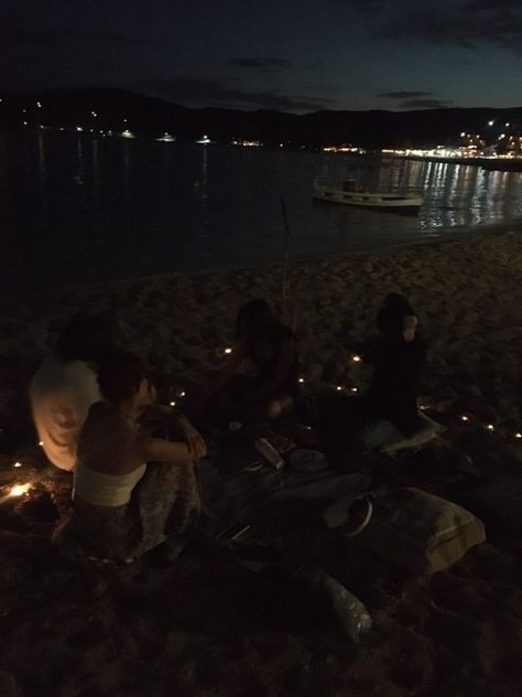 Beach Nights With Friends, Beach With Friends At Night, Friendship Date Aesthetic, Summer Night Vibes Aesthetic, Friends In Greece Aesthetic, Picnic At Night Aesthetic, Night Beach Pics Friends, Summer At Night Aesthetic, Beach House Party Aesthetic