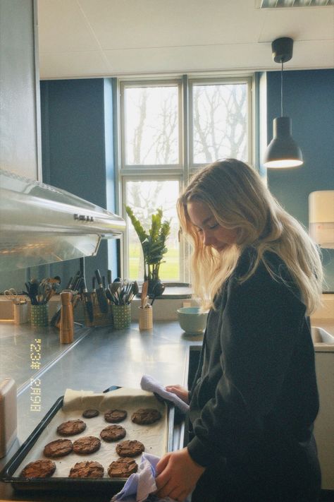 Someone Baking Aesthetic, Bakeing Girl Aesthetic, Woman Baking Aesthetic, Baking And Cooking Aesthetic, Home Baker Photoshoot, Gentle Girl Aesthetic, Baking Pictures Aesthetic, Bakers Aesthetic, Bakery Aesthetic Girl