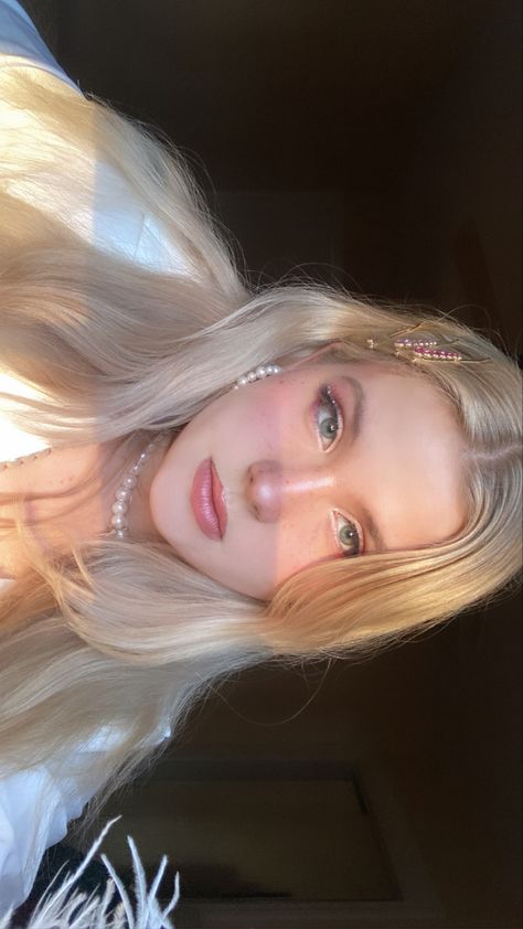 Pretty girl sunset golden hour aesthetic coquette old money style makeup natural glow Ethereal Romantic Makeup, Coquette Old Money, Golden Hour Aesthetic, Hoco 2024, Feminine Makeup, Pale Makeup, Preppy Makeup, Romantic Makeup, Light Makeup Looks