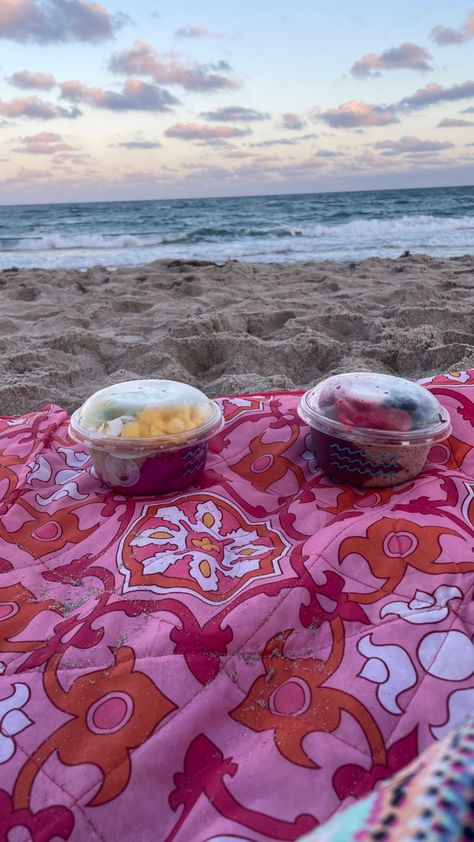 Beach, Sunset, Sand, Pink Towel, Smoothie Bowl, Sunset Smoothie, Acai Bowls, Summer Pics, Summer Smoothies, Dream Summer, Vacation House, Aesthetic Life, Smoothie Bowls, Pink Beach