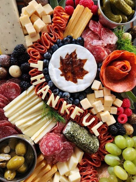 Canada Charcuterie Board, Cheese Board Ideas Thanksgiving, Turkey Thanksgiving Charcuterie Board, Thankful Charcuterie Board, Best Thanksgiving Charcuterie Board, Thanksgiving Cheeseboard Ideas, Grazing Board Thanksgiving, Small Charcuterie Board Thanksgiving, Thanksgiving Recipes Charcuterie