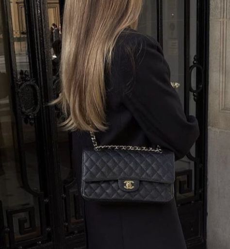 @lovisabarkman / minimal / black / outfit / Chanel / classic flap / bag Classic Chanel Flap Bag, Chanel Classic Flap Bag Outfit, Chanel Girl Aesthetic, Chanel Flap Bag Outfit, Chanel Bag Aesthetic, Chanel Black Bag, Classic Chanel Bag, Black Chanel Purse, Black Chanel Bag