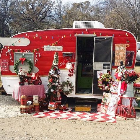 Outstanding 13 Awesome Camper Christmas https://camperlife.co/2019/07/04/13-awesome-camper-christmas/ The holidays are an excellent time to generate a more personal connection with those who support your small business. They are the perfect opportunity... Christmas Trailer, Decorating Your Rv, Camper Christmas, Camping Planning, Ceramic Cafe, Vintage Campers Trailers, Vintage Caravans, Retro Campers, Outdoor Gifts