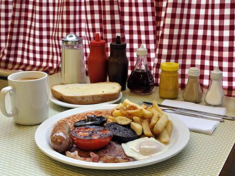 Regency Café Regency Cafe London, English Lunch, Pimlico London, England Breakfast, English Cafe, Cafe Shops, Greasy Spoon, London Breakfast, Pie And Mash