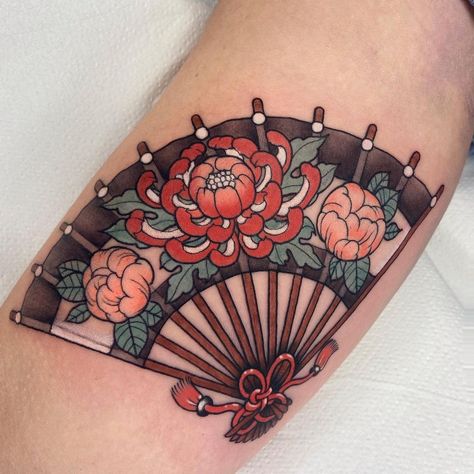 A N A A L M A G R O on Instagram: “Cositas bonitas para @pauulasaar 🌷 Gracias linda! Hecho en @blackship.bcn 🤍 *Info DM* • • • • #traditionalspain #traditionaltattoo…” Trad Fan Tattoo, Fan Traditional Tattoo, Japanese Fan Tattoo Traditional, Fan Flower Tattoo, Japanese Tattoo Art Sleeve, Asian Fan Tattoo, Traditional Fan Tattoo, Japanese Traditional Tattoo Flash, Asian Traditional Tattoo