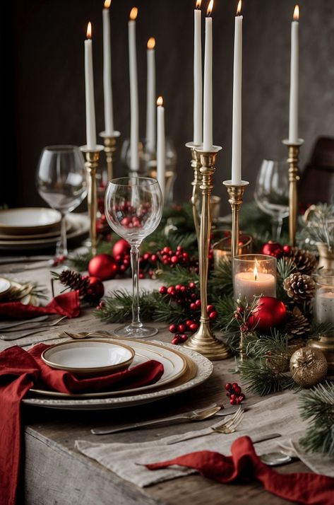 Deco Christmas Table, Table Setting Christmas Holiday, Christmas Table Elegant, Table Setup Christmas, Christmas Dining Table Decor Ideas Place Settings, Red Christmas Dining Table Decor, Red Tablescape Christmas, Gold And Red Christmas Table Decor, Christmas Table Layout