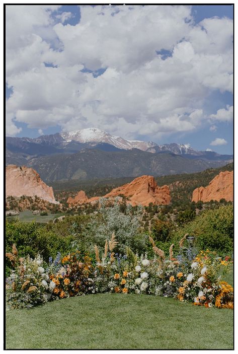 Beautiful ceremony florals with a backdrop of Garden of the Gods and Pikes Peak in Colorado Springs. Garden Of The Gods Wedding, Colorado Gardens, Pikes Peak Colorado, Photography For Couples, Ceremony Florals, Mountain Wedding Photos, Colorado Photography, Garden Of The Gods, Pikes Peak