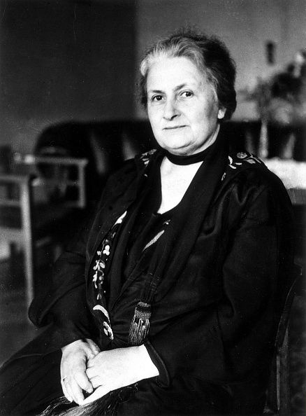 *Maria Montessori by Ärztin Pädagogin Italien Porträt 1931 What Is Montessori, Montessori Quotes, Montessori Trays, Montessori House, What Is Reading, Montessori Ideas, Physics And Mathematics, Montessori Education, Montessori School