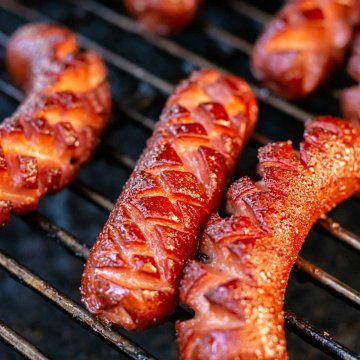 Smoker Hot Dogs, Smoked Food Ideas Fun, Smoked Baked Goods, Smoked Hot Dogs Pellet Grill, Smoked Hotdogs, Smoked Bologna Recipes, Smoked Meats Ideas, Smoked Recipes Smokers, Smoked Food Ideas