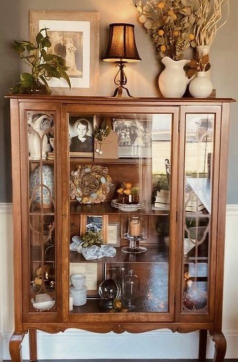 Dining Room Decor China Cabinet, Display Cabinet In Bedroom, Antique Display Cabinet Ideas, Curio Cabinet Living Room Decor, Curio Cabinet In Dining Room, Boho Curio Cabinet, Antique Cabinet Decor, Decorating Curio Cabinet Ideas, Dining Room Curio Cabinet