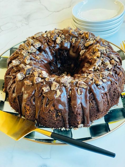 A rich Toffee Chocolate Bundt Cake, drizzled with a chocolate frosting, topped with toffee. Super easy to throw together in no time! #chocolatecake #toffeechocolatecake #bundtcake #chocolatebundtcake #reluctantentertainer Homemade Chocolate Fudge, Homemade Chocolate Sauce, Toffee Chocolate, Toffee Candy, Chocolate Bundt, Chocolate Fudge Brownies, Homemade Birthday Cakes, Chocolate Bundt Cake, Dessert Bar Recipe