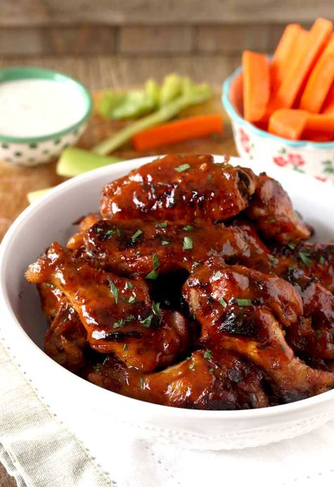 A white serving bowl of honey bbq slow cooker wings with ranch sauce and carrots for dipping in the background. Super Bowl Food Crockpot, Chicken In Slow Cooker, Spicy Asian Chicken, Best Superbowl Food, Super Bowl Food Easy, Slow Cooker Chicken Wings, Slow Cooker Bbq Chicken, Crockpot Appetizers, Honey Bbq Chicken