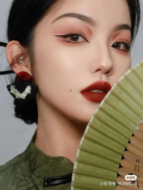 What's the difference between the facial features of Chinese, Japanese, and Korean people? - Quora Makeup Chinese, Geisha Makeup, My Classmates, Red Eye Makeup, New Year's Makeup, Chinese Makeup, Eye Makeup Styles, Japanese Makeup, Makeup Mistakes