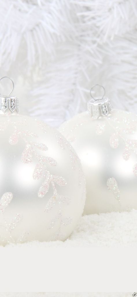 Aesthetic White Christmas Ball iPhone Wallpaper Beautiful Christmas Wallpaper, Kei Clothing, Iphone Wallpaper Elegant, Christmas Wallpaper For Iphone, White Christmas Background, Fashion Outfits Aesthetic, Christmas Wallpaper Aesthetic, Christmas Tree Wallpaper, Christmas Wallpaper Backgrounds