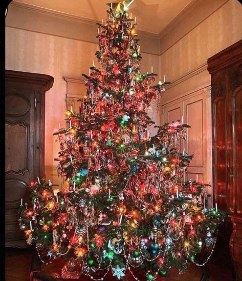 Christmas Tree Craft Ideas, Old Fashioned Christmas Tree, Tree Craft Ideas, Nostalgic Christmas Tree, Old Fashion Christmas Tree, 1980s Christmas, Amazing Christmas Trees, Christmas Tree Craft, Antique Christmas Tree