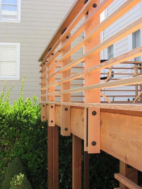 16 Creative Deck Railing Ideas to Transform Your Deck - Paperblog Deck Rail Ideas Diy, Cedar Deck Railing Ideas, Cheap Railing Ideas Outdoor, Back Door Deck Ideas, Hog Wire Deck Railing Diy, Decking Handrail Ideas, Beach House Deck Ideas, Deck Post Ideas, Cedar Deck Railing