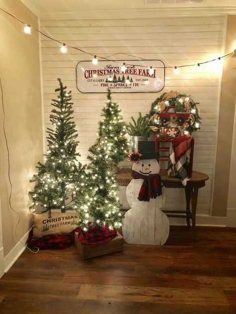 Rustic Christmas Porch Ideas, Wrap Around Porch Christmas Decor, Christmas Corner Decorations, Farmhouse Christmas Bedroom Decor, Corner Christmas Decor, Christmas Tree Ideas 2023 Trends, Farmhouse Christmas Porch, Rustic Christmas Decor Ideas, Natal Country