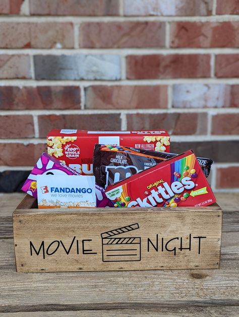 Bd Gift, Movie Night Box, Adding Game, Movie Night Basket, Christmas Booth, Halloween Gift Baskets, Backyard Movie Nights, Craft Booth Displays, Backyard Movie