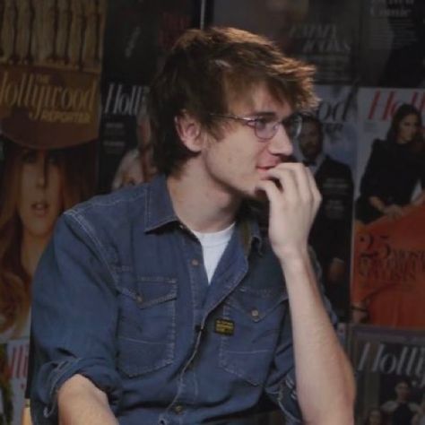 Bo Burnham, A Chair, Pretty Men, Celebrities Male, Funny People, Im In Love, Celebrity Crush, Comedians